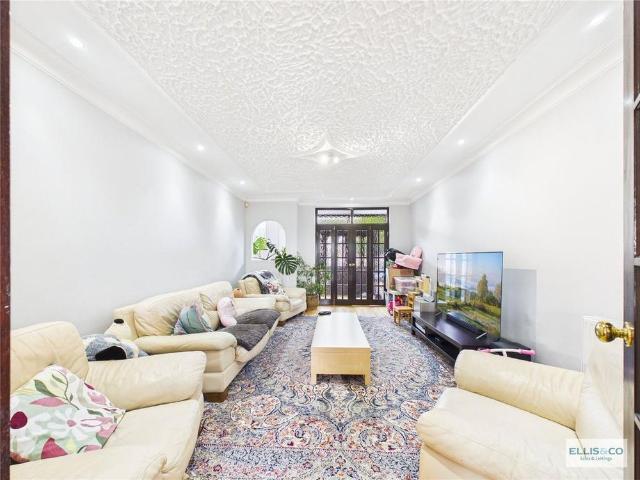 6 bedroom detached house to rent