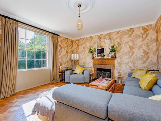 6 bedroom detached house to rent