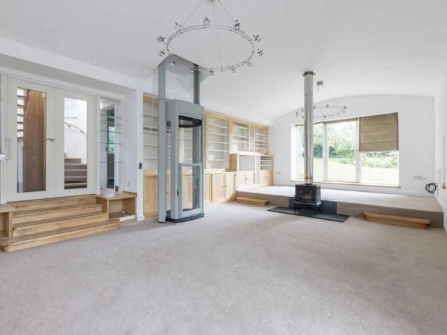 6 bedroom detached house to rent