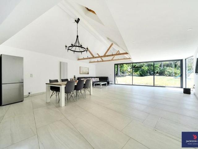 6 bedroom detached house to rent