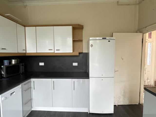6 bedroom detached house to rent