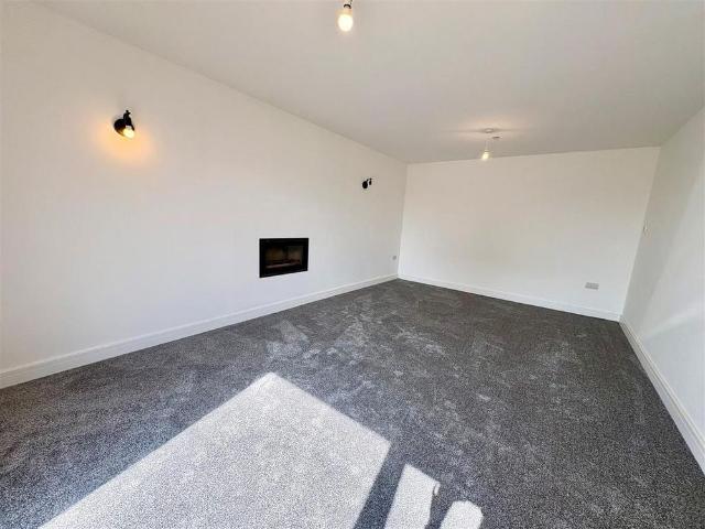 6 bedroom detached house to rent