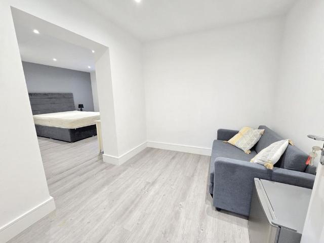 6 bedroom detached house to rent