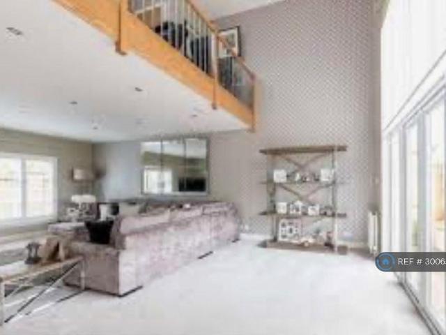 6 bedroom detached house to rent