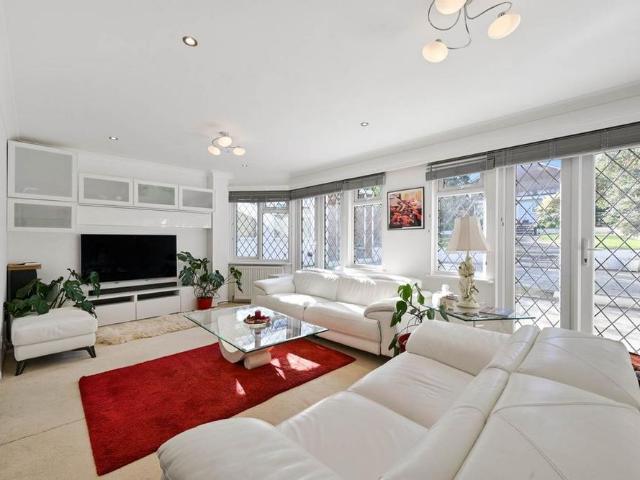6 bedroom detached house to rent