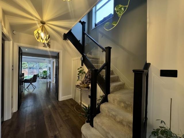 6 bedroom detached house to rent