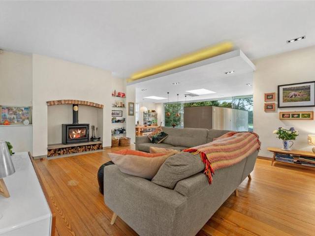 6 bedroom detached house to rent