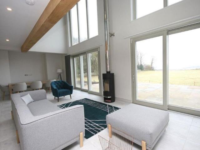 6 bedroom detached house to rent
