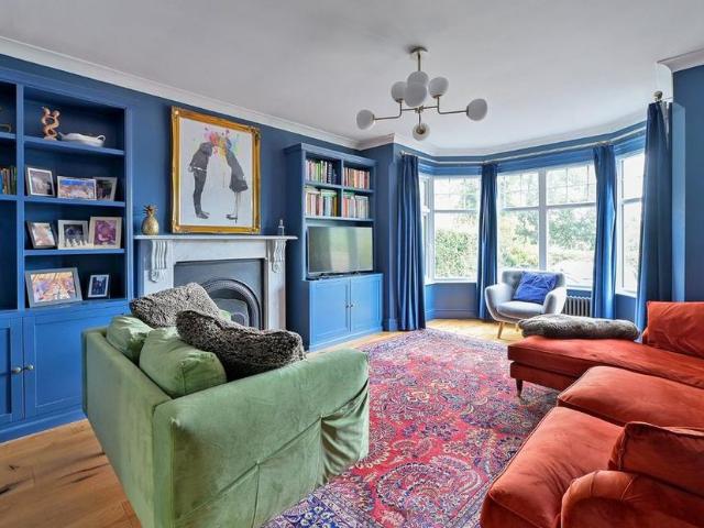 6 bedroom detached house to rent