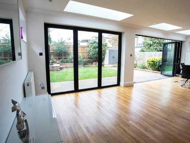 6 bedroom detached house to rent