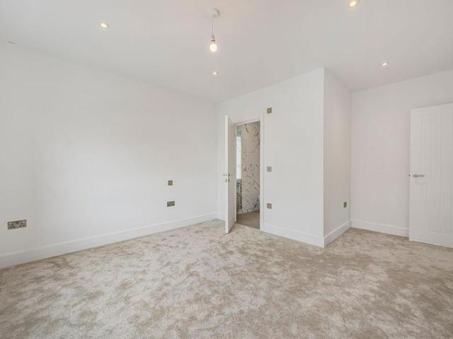 6 bedroom detached house to rent