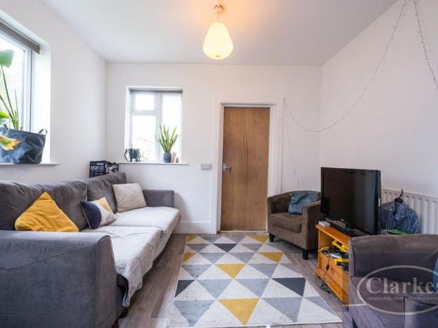 6 bedroom detached house to rent