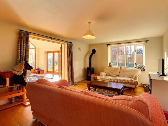6 bedroom detached house to rent