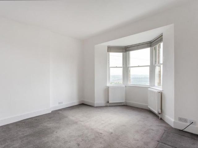 6 bedroom detached house to rent