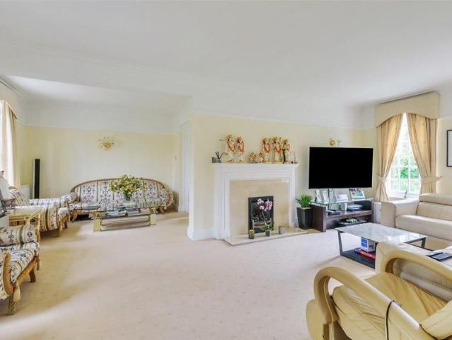 6 bedroom detached house to rent
