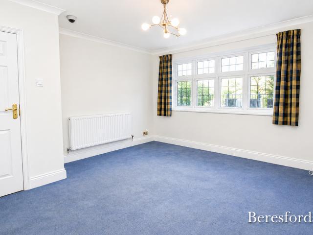 6 bedroom detached house to rent