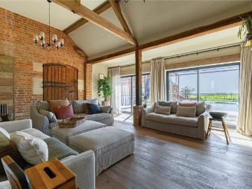 6 bedroom detached house to rent