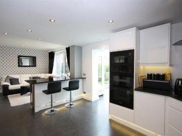 6 bedroom detached house to rent
