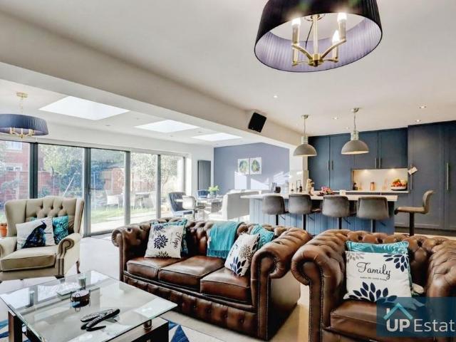 6 bedroom detached house to rent