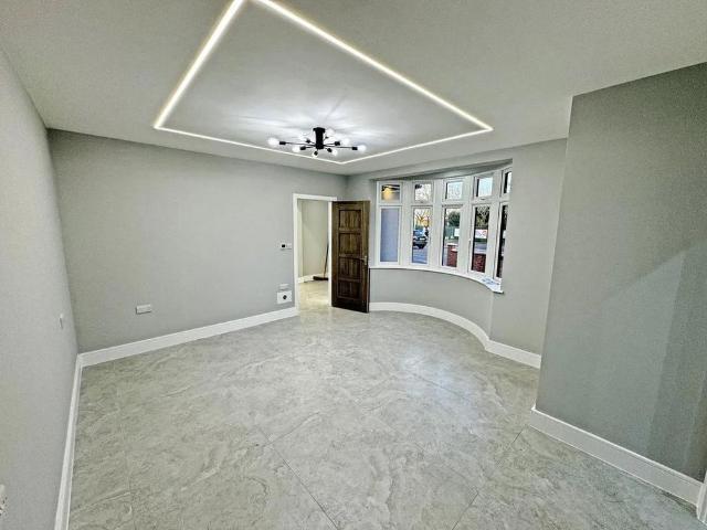 6 bedroom detached house to rent