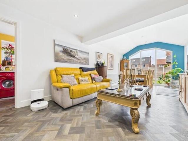 6 bedroom detached house to rent