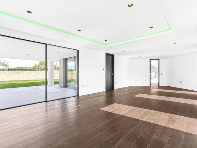 6 bedroom detached house to rent