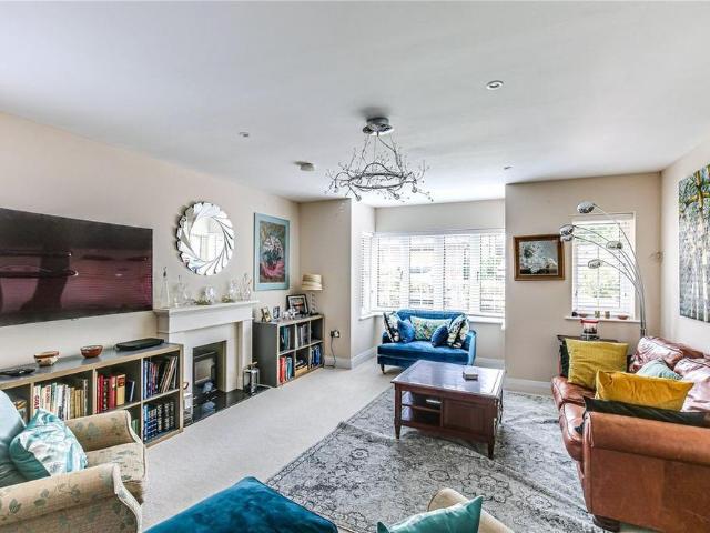 6 bedroom detached house to rent
