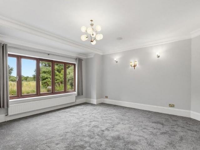6 bedroom detached house to rent