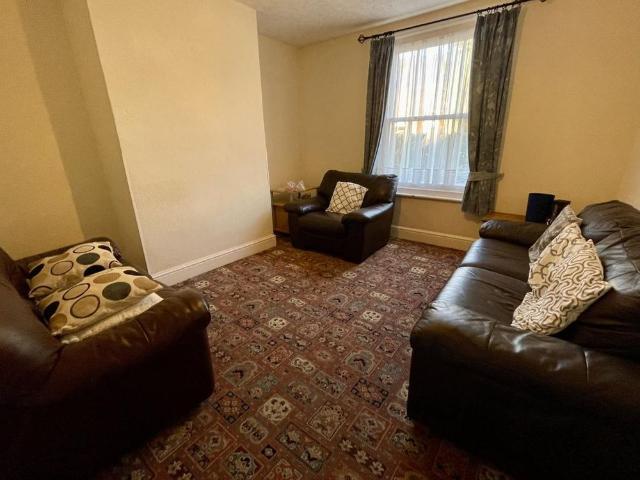 6 bedroom detached house to rent