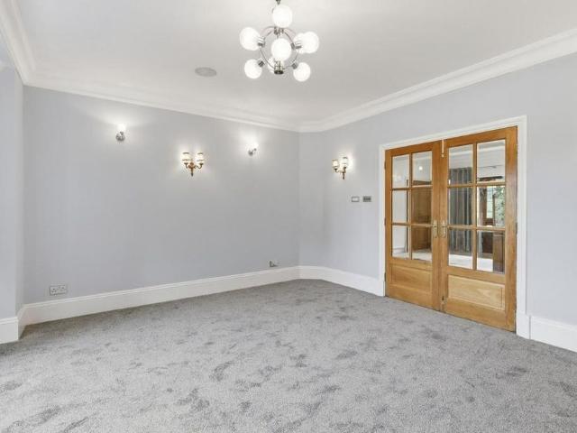 6 bedroom detached house to rent