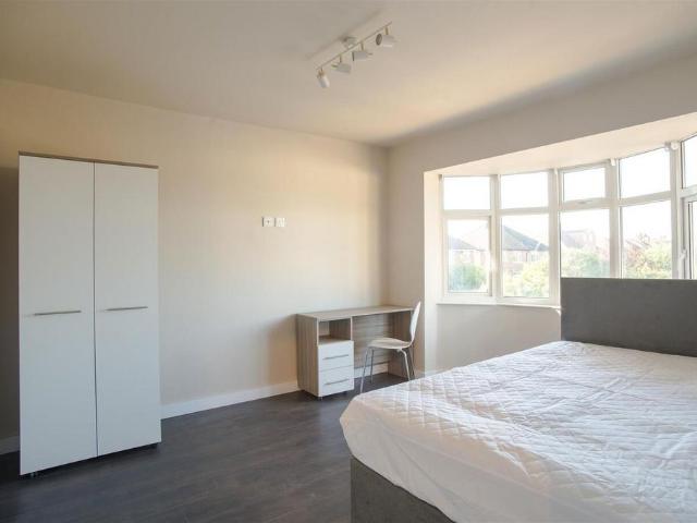 6 bedroom detached house to rent