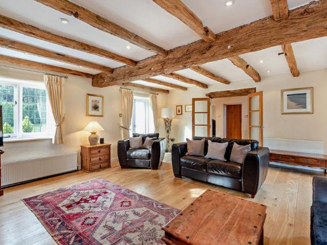 6 bedroom detached house to rent