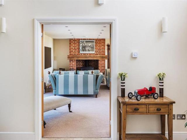 6 bedroom detached house to rent