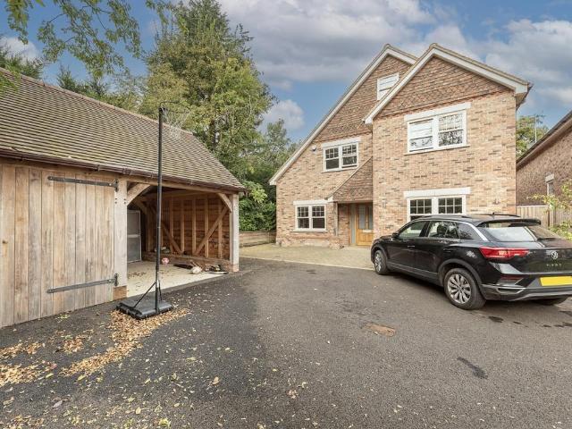 6 bedroom detached house to rent