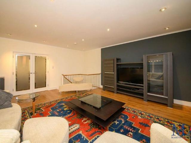 6 bedroom detached house to rent