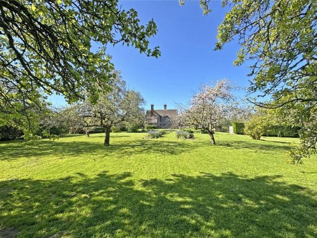 6 bedroom detached house to rent
