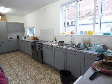 6 bedroom detached house to rent
