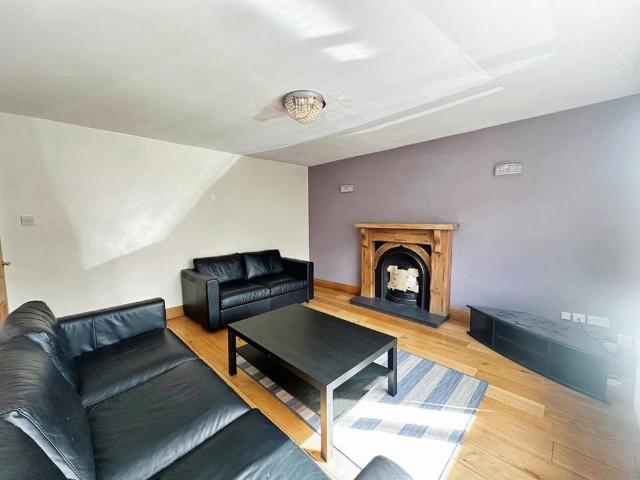 6 bedroom detached house to rent