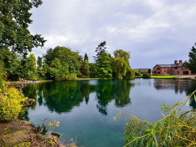 6 bedroom detached house to rent