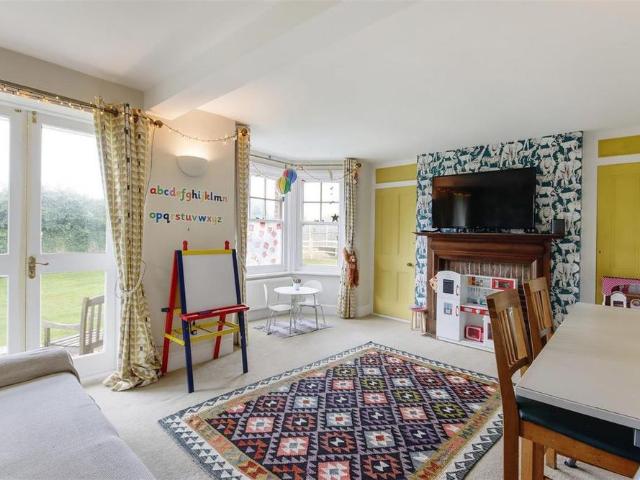 6 bedroom detached house to rent