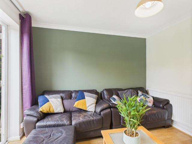 6 bedroom detached house to rent