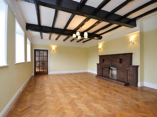 6 bedroom detached house to rent