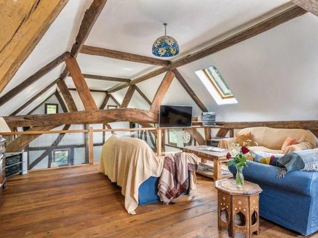 6 bedroom detached house to rent