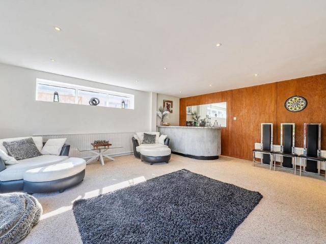 6 bedroom detached house to rent