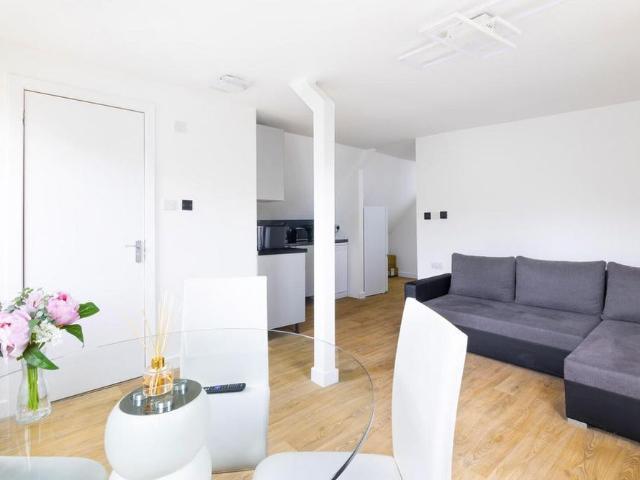 6 bedroom detached house to rent