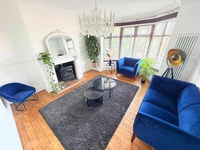 6 bedroom detached house to rent