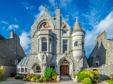 6 bedroom detached house to rent