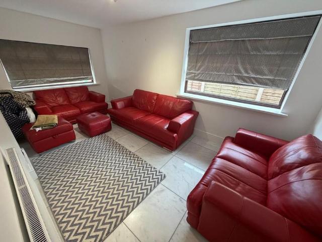 6 bedroom detached house to rent