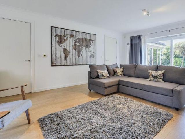 6 bedroom detached house to rent