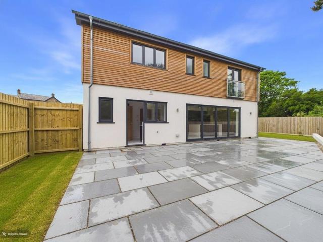 6 bedroom detached house to rent